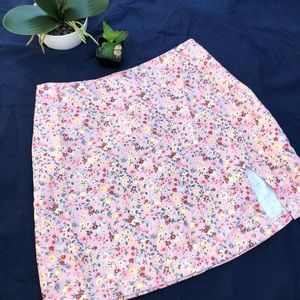 Floral skirt with a slit on the side